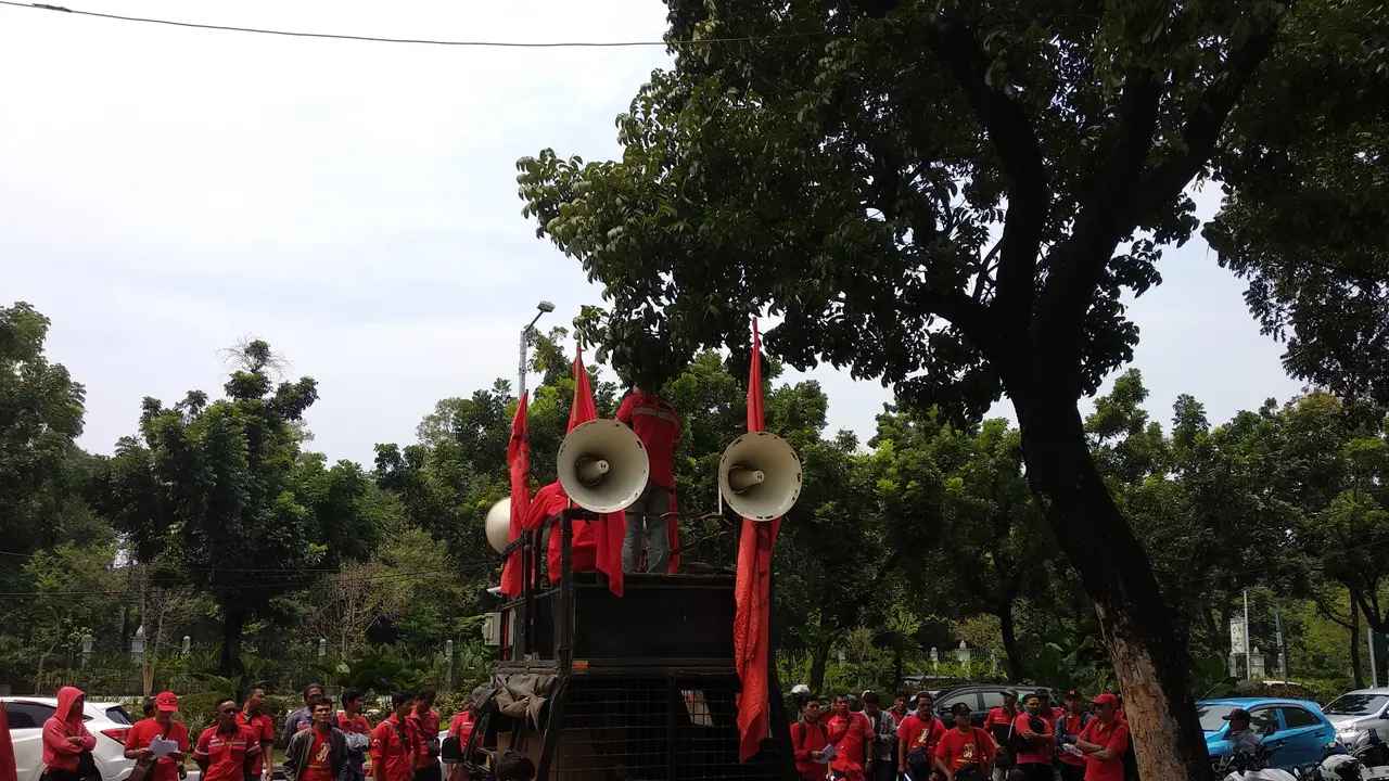 Demo buruh terkait UMP di depan Balai Kota