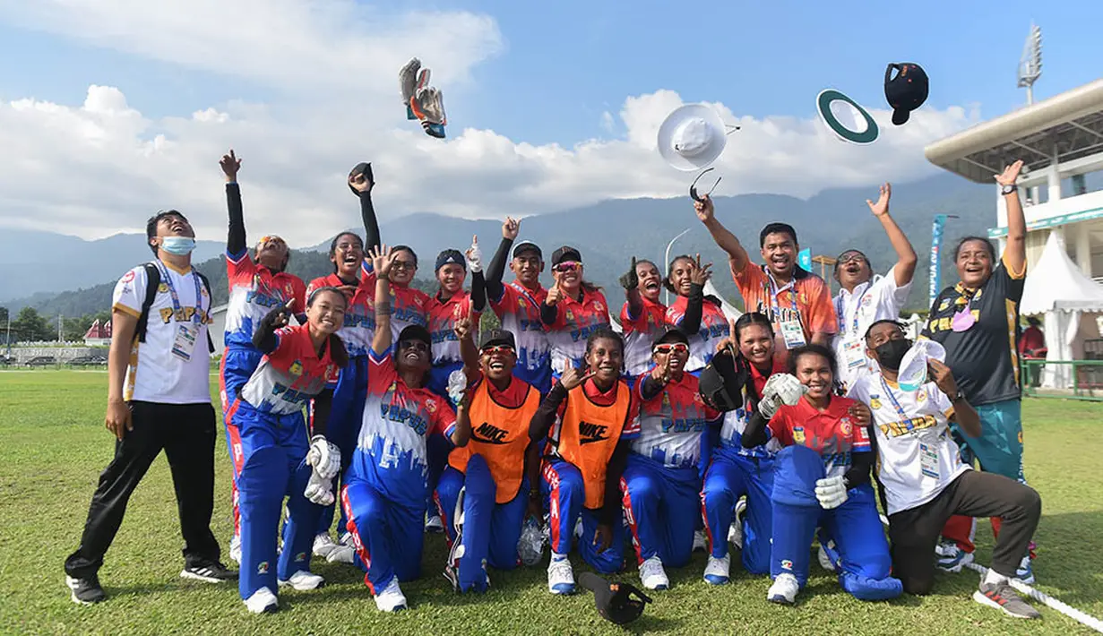 Para pemain Tim Criket putri Papua merayakan kemenangan atas Bali pada laga final cricket putri PON XX Papua 2021, Minggu, (26/09/2021). ( Foto : PON PAPUA XX PAPUA/Soleha )
