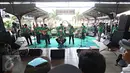 Grup Orkes Pancaran Sinar Petromaks (PSP) bermain musik dalam aksi kampanye Ngamen Anti Korupsi yang diselenggarakan di Stasiun Jakarta Kota (20/5). Acara ini merupakan cara KPK untuk  mengajak publik berantas korupsi. (Liputan6.com/Immanuel Antonius)