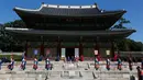 Presiden Joko Widodo (Jokowi) bersama Ibu Negara Iriana Joko Widodo disuguhi kesenian korea oleh Presiden Korea Selatan Moon Jae-in dalam upacara penyambutan di istana Changdeokgung, Seoul, Korea Selatan, Senin (10/9). (Jeon Heon-kyun/Pool via AP)