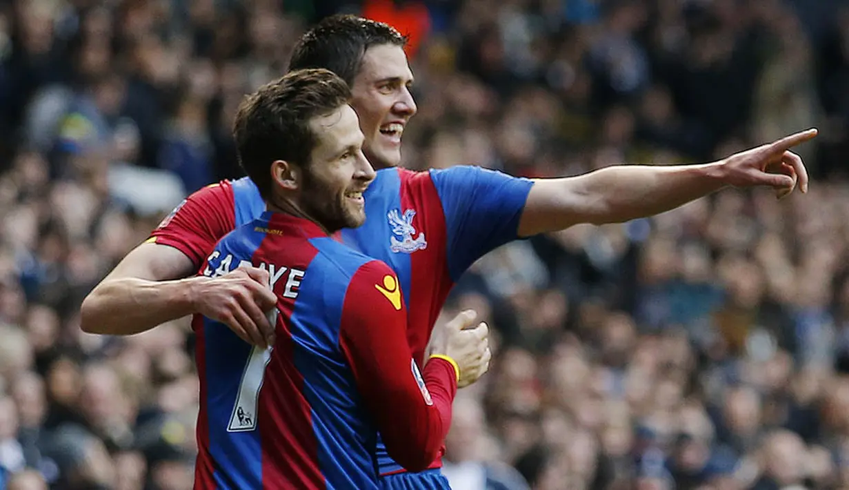 Pemain Crystal Palace, Martin Kelly, merayakan gol yang dicetaknya ke gawang Tottenham. Gol dari pemain berposisi bek sayap itu tercipta pada injury time babak pertama melalui umpan Wilfred Zaha. (Reuters/Andrew Couldridge)