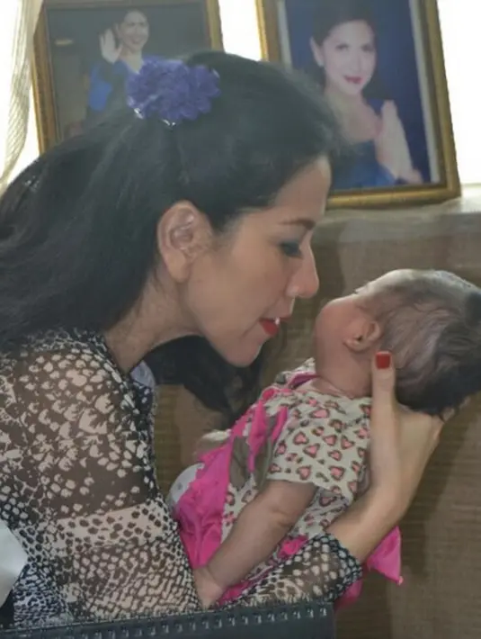 Di pengadilan Agama Jakarta Selatan, Senin (10/7/2017), Vio Manurung selaku kuasa hukum Venna menyampaikan keputusan pihak pengadilan atas hak asuh anak yang berhasil didapatkan Venna selama 9 bulan. (Instagram/venna.melinda)