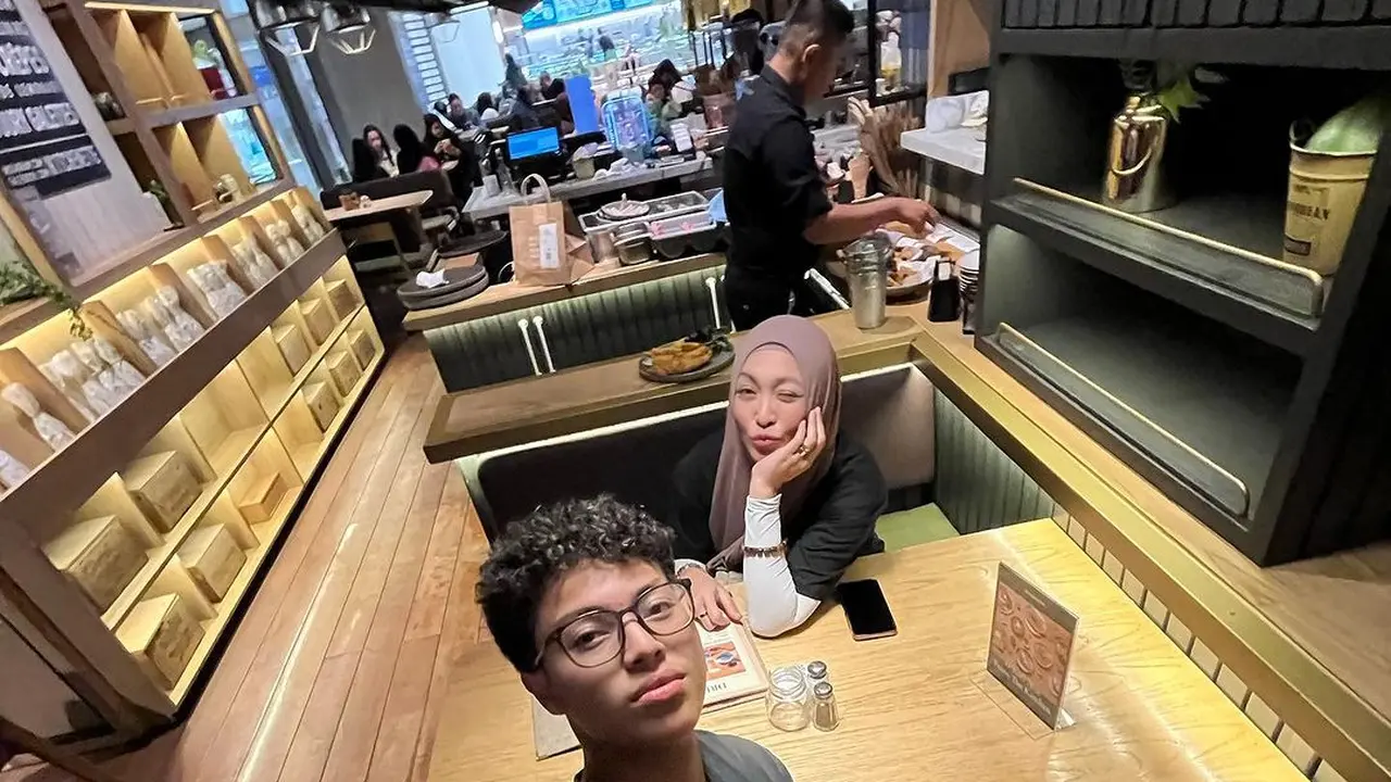 Potret Keanu Massaid bersama sang ibu saat quality time (Sumber: Instagram/@angelinasondakh09)