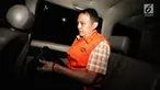 Direktur Teknologi dan Produksi PT Krakatau Steel Wisnu Kuncoro memakai rompi tahanan usai menjalani pemeriksaan di Gedung KPK, Jakarta, Sabtu (23/3). Wisnu Kuncoro ditahan selama 20 hari pertama terkait pengadaan barang dan jasa tahun 2019. (Liputan6.com/Johan Tallo)