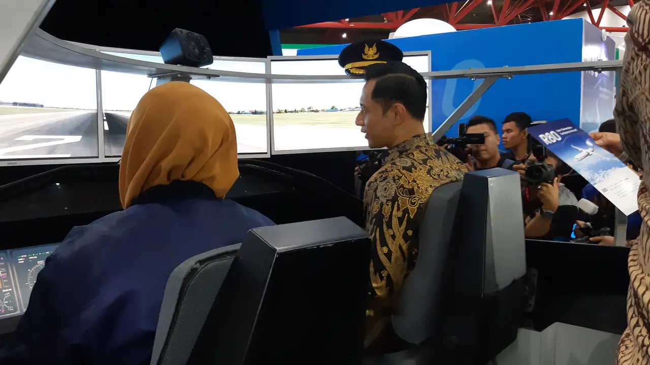 AHY menjajal menerbangan pesawat di Habibie Festival.