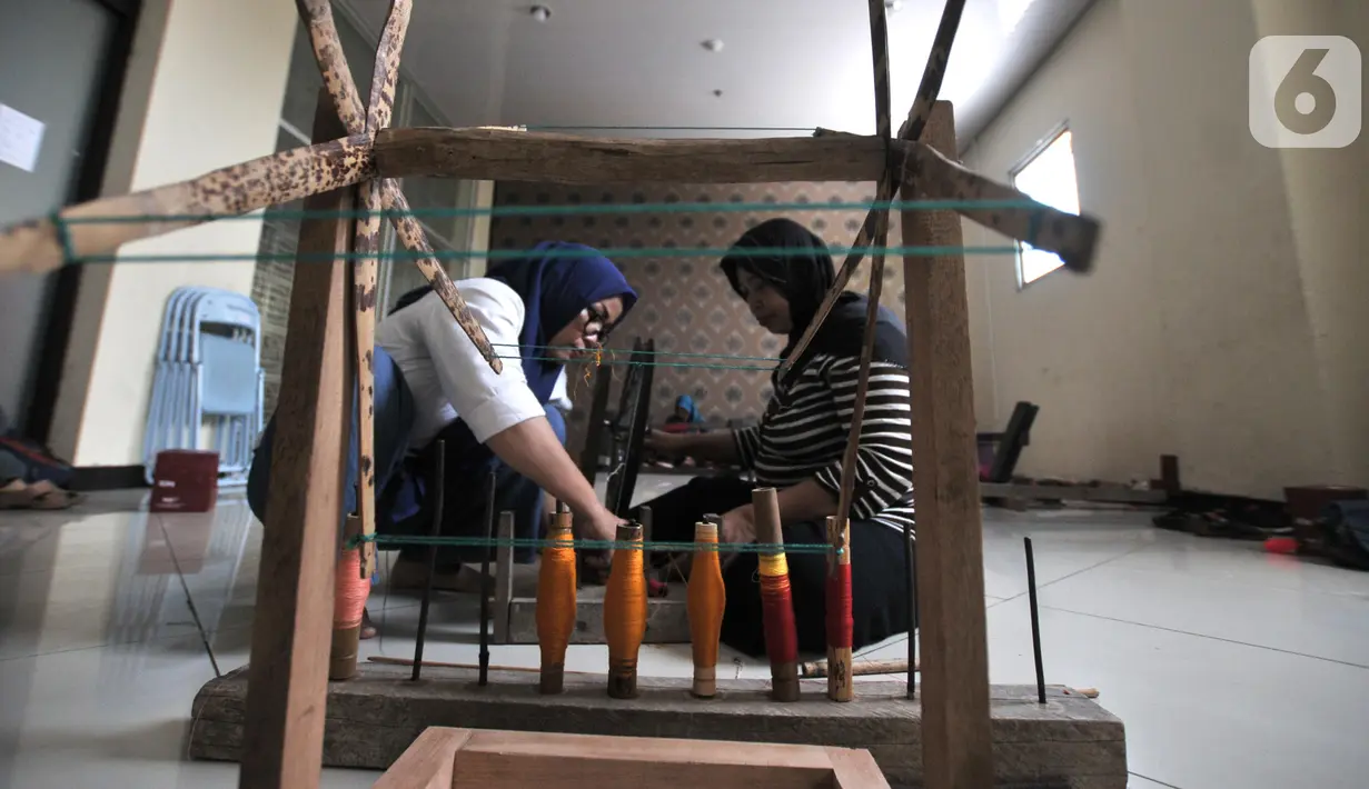 Warga menyelesaikan pembuatan tenun saat Pelatihan Tenun Betawi di Rusun Jatinegara Barat, Jakarta, Rabu (6/11/2019). Sebanyak 20 warga Rusun Jatinegara Barat mengikuti Pelatihan Tenun Betawi yang digagas Dewan Kerajinan Nasional Daerah DKI Jakarta. (merdeka.com/Iqbal Nugroho)