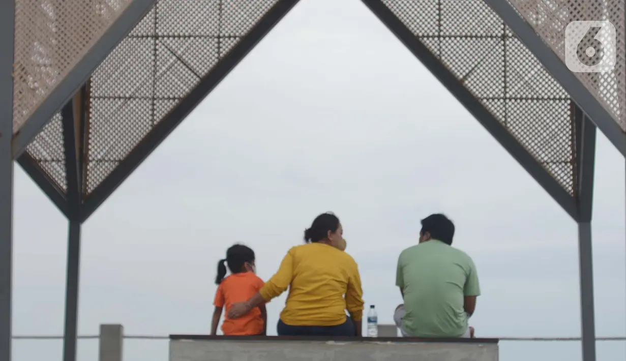 <p>Warga duduk santai sambil menikmati sore di Pulau Maju, Jakarta, Sabtu (26/2/2022). Sejak di resmikan oleh Gubernur DKI Pulau Maju kini ramai di kunjungi warga Jakarta dan sekitarnya untuk sekedar berolahraga, jalan santai bersama keluarga, berlibur di akhir pekan. (merdeka.com/Imam Buhori)</p>