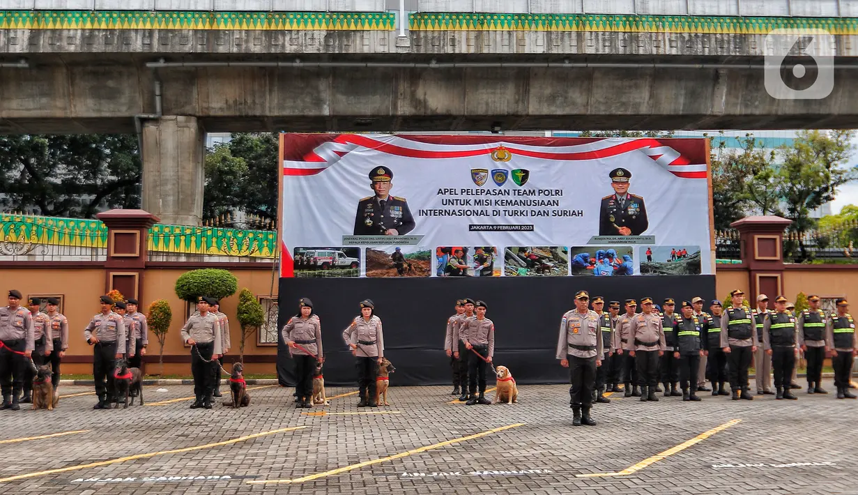 Team Polri untuk misi kemanusiaan internasional di Turki dan Suriah saat apel pelepasan di Mabes Polri Jakarta, Kamis (9/2/2023). Polri mengirimkan bantuan sebanyak 26 orang personel untuk misi kemanusiaan internasional gempa Turki dan Suriah, dengan tiga unsur yakni tim medis, DVI, dan K9. (Liputan6.com/Angga Yuniar)