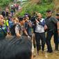 Jokowi bersama rombongan tiba Posko Bencana di Kantor Desa Harkat Jaya sekitar pukul 09.00 WIB dengan menggunakan jalur darat. (Foto: Liputan6/Achmad Sudarno)