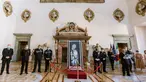 Lukisan seniman Inggris Banksy yang menggambarkan sosok perempuan muda dengan ekspresi sedih dikembalikan ke Duta Besar Prancis untuk Italia, Christian Masset (keempat kanan) setelah dicuri selama upacara di Kedutaan Besar Prancis di Roma (14/7/2020). (AP/Photo/Domenico Stinellis)
