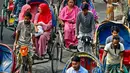 Pengemudi becak sepeda di Bangladesh telah menggunakan transportasi mereka selama beberapa dekade sebagai kanvas bergerak yang unik dari seni rakyat perkotaan. (Munir UZ ZAMAN/AFP)