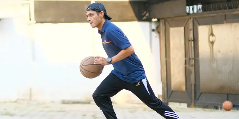 Gaya Dude Harlino Main Basket Ini Curi Perhatian, Penuh Energi