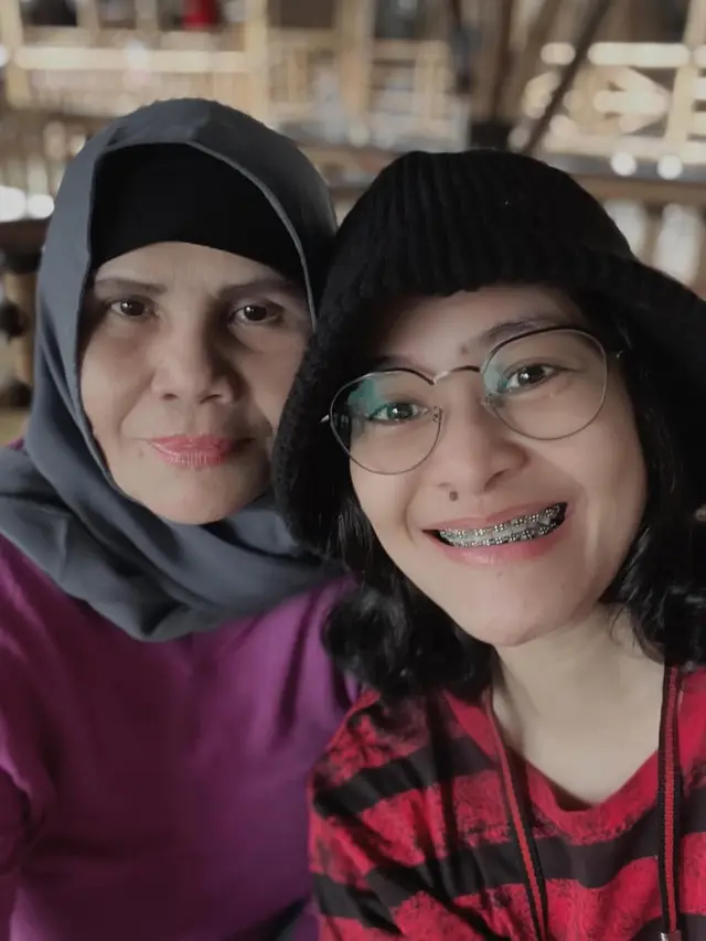 6 Potret Kenangan Mita The Virgin dan Ibunda Tercinta yang Telah Berpulang