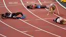 Sejumlah Atlet putri terbaring di trek setelah berlari di heptathlon 800 meter selama Kejuaraan Atletik Dunia di London,Inggris (6/8). (AP Photo / Martin Meissner)