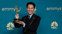 Lee Jung-jae berpose usai menerima penghargaan untuk kategori aktor utama terbaik dalam serial drama 'Squid Game' di Emmy Awards 2022 di Microsoft Theater, Los Angeles, Amerika Serikat, 12 September 2022. Sebelumnya, 'Squid Game' menjadi serial non-bahasa Inggris pertama yang mendapat nominasi terbanyak di Emmy Awards 2022. (AP Photo/Jae C. Hong)