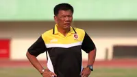 Pelatih Sriwijaya FC, Benny Dollo menyempatkan diri bersama pelatih fisik klub, Gaselly Jun Panam untuk mengunjungi makam Presiden kedua RI di Astana Giribangun. (c) Instagram @gasellyjunpanam