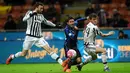 Striker Inter, Eder, berebut bola dengan bek Juventus, Daniele Rugani dan Andrea Barzagli. Pada waktu normal Inter berhasil unggul 3-0 atas Juventus. (EPA/Daniele Mascolo)