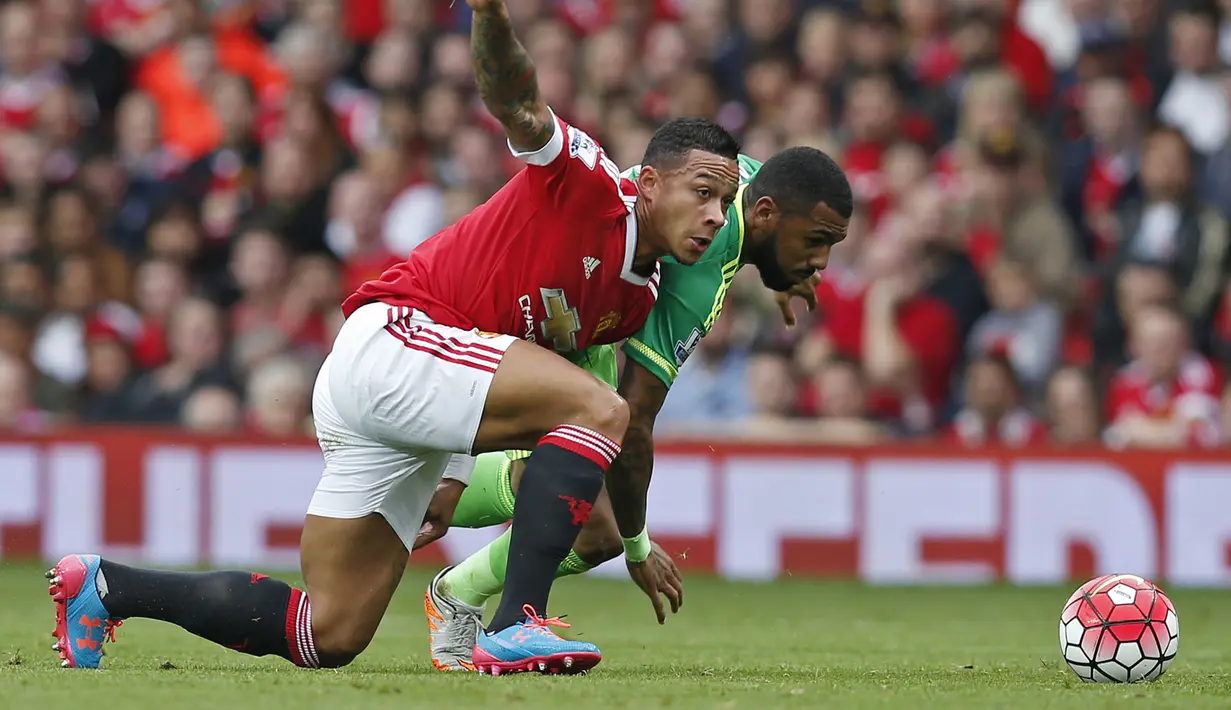 Pemain Manchester United, Memphis Depay berusaha melewati pemain Sunderland, Yann M'Vila pada laga Liga Inggris di Stadion Old Trafford, Manchester, Sabtu (26/9/2015). (Reuters/Andrew Yates)