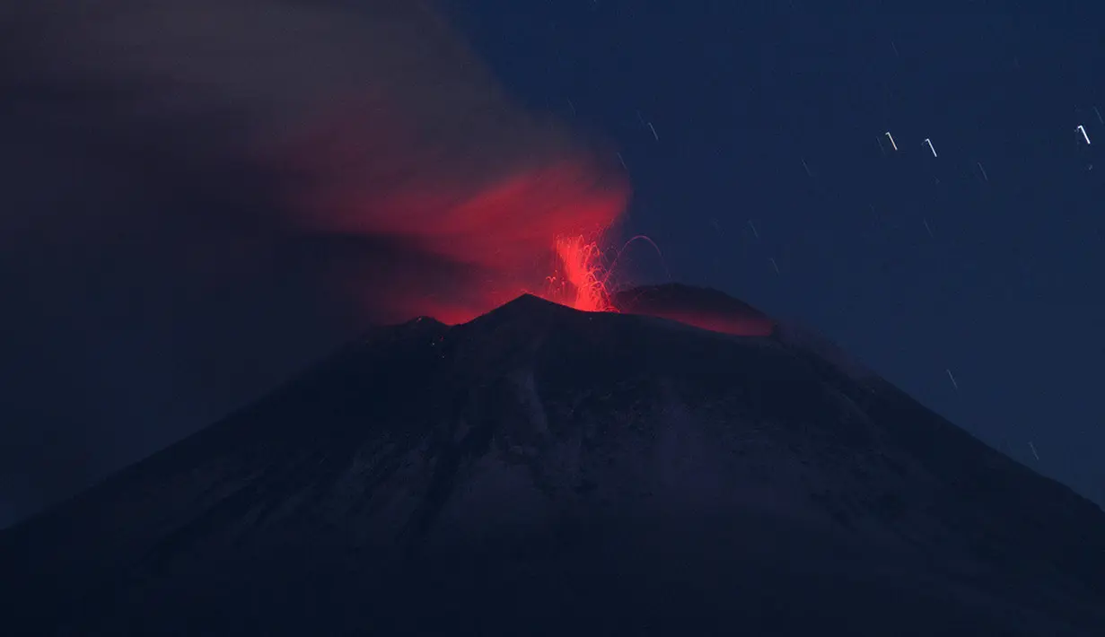 <p>Pemerintah Meksiko mengimbau jutaan warga mereka untuk mempersiapkan mengevakuasi diri dengan meningkatnya aktivitas gunung berapi Popocatepetl. (AP Photo/Marco Ugarte)</p>