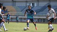 Tampak pemain Persib, Ezra Walian pada sebuah laga uji coba tim jelang BRI Liga 1. (Erwin Snaz/Bola.com)