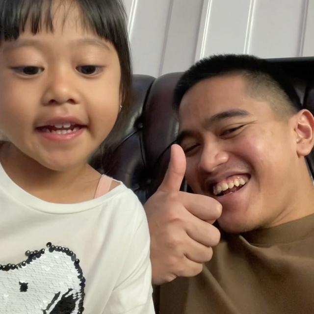 Kaesang Pangarep tengah mengajari putri Kahiyang Ayu dan Bobby Nasution, Sedah Mirah untuk memanggil kakak kepadanya. Sang ponakan mengikutinya hingga membuatnya tersenyum. (Foto: Instagram/@kaesangp)