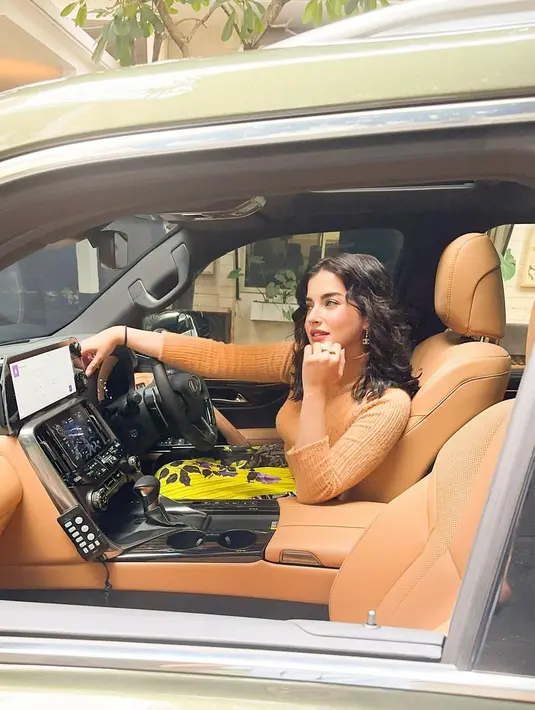 Bagian dalam mobil baru Tasya pun tampak begitu elegan dan mewah. Tak heran, pasalnya mobil tersebut ditaksir memiliki harga sekitar Rp 3 miliar. (Liputan6.com/IG/@tasyafarasya)