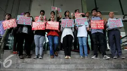 Aksi sejumlah masyarakat sipil membawa pentungan sebagai tanda peringatan terkait revisi UU KPK, Jakarta, Selasa (16/2/2016). Aksi tersebut menolak akan di sahkannya uu revisi oleh DPR. (Liputan6.com/Helmi Afandi)
