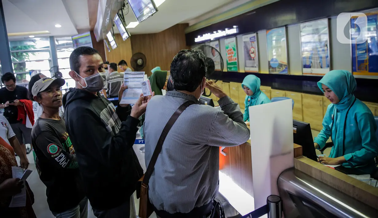 Calon penumpang mengantre di loket pembelian tiket di Stasiun Senen, Jakarta, Senin (9/3/2020). Tiket kereta api reguler masa angkutan Lebaran mulai diburu calon penumpang. (Liputan6.com/Faizal Fanani)
