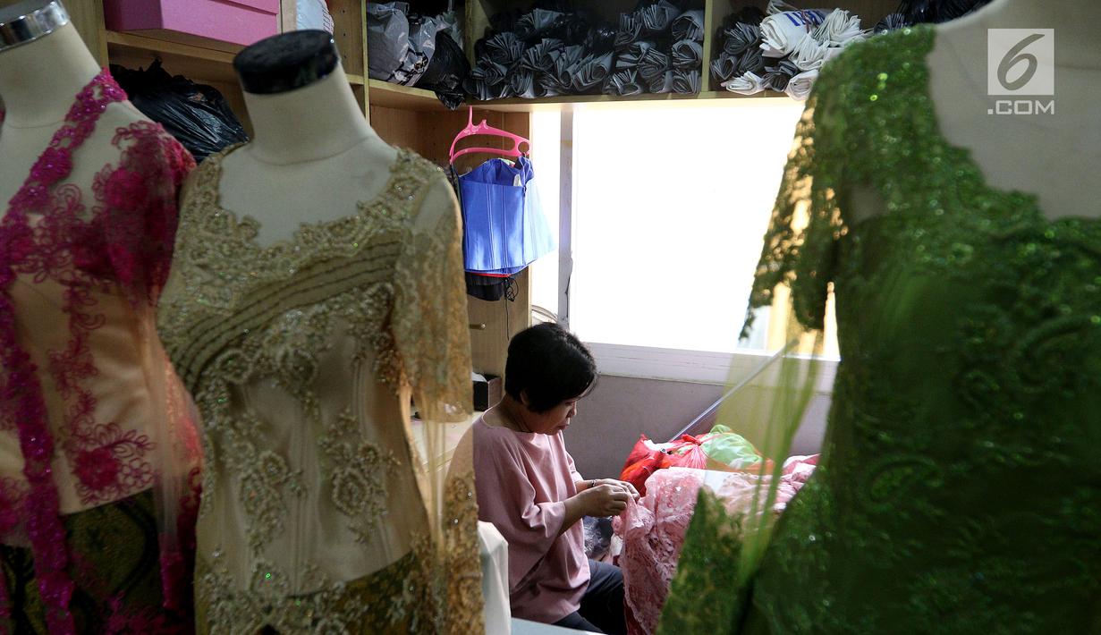 Pemandangan saat seorang penjahit melakukan aktivitasnya di Pasar Mayestik, Jakarta Selatan, Senin (11/6). Para penjahit mengaku kebanjiran order sejak pertengahan Ramadan hingga jelang Lebaran. (Liputan6.com/JohanTallo)