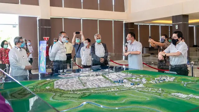 Menperin Agus Gumiwang Kartasasmita meninjau lokasi pembangunan smelter PT Freeport Indonesia di kawasan industri Java Integrated Industrial and Port Estate (JIIPE) Gresik, Jawa Timur.