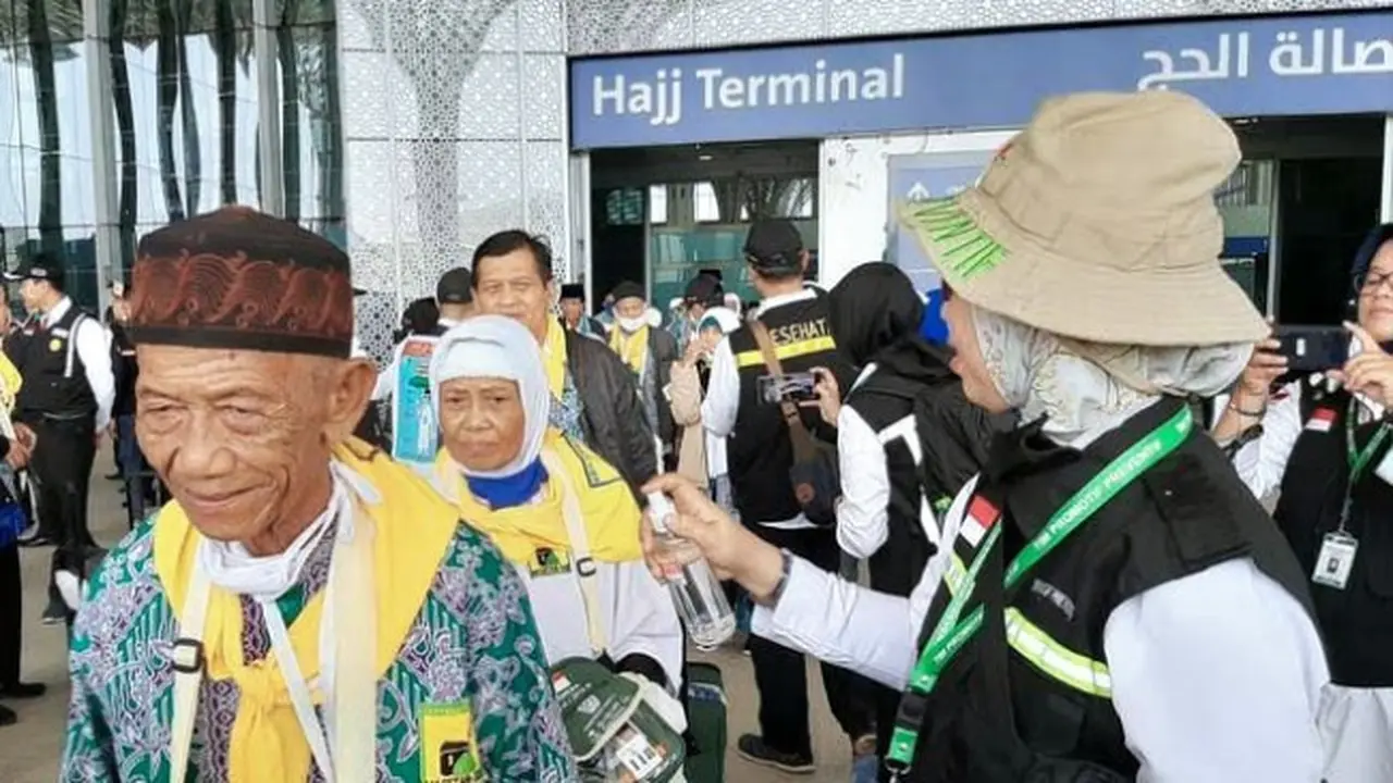 Jemaah calon haji yang diberangkatkan ke Tanah Suci Makkah.
