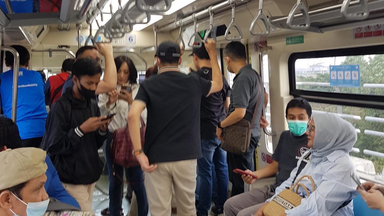 Menteri Perhubungan (Menhub) Budi Karya Sumadi ikut dalam uji coba LRT Jabodebek dengan masyarakat. Budi Karya menyamar tanpa menggunakan pakaian dinas untuk mengetahui kesiapan moda transportasi yang akan diresmikan besok 28 Agustus 2023. (Istimewa)