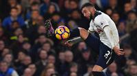 Bek Tottenham, Kyle Walker, mengontrol bola saat melawan Chelsea pada laga Premier League di Stadion Stamford Bridge, London, Sabtu (26/11/2016). (AFP/Ben Stansall)