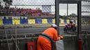 Seorang pmbalap terlihat di antara jendela marshal dalam ajang 24 Hours of Le Mans yang berlangsung di Sirkuit Bugatti, Prancis, 18 April 2026 waktu setempat. (AFP/Julien De Rosa)