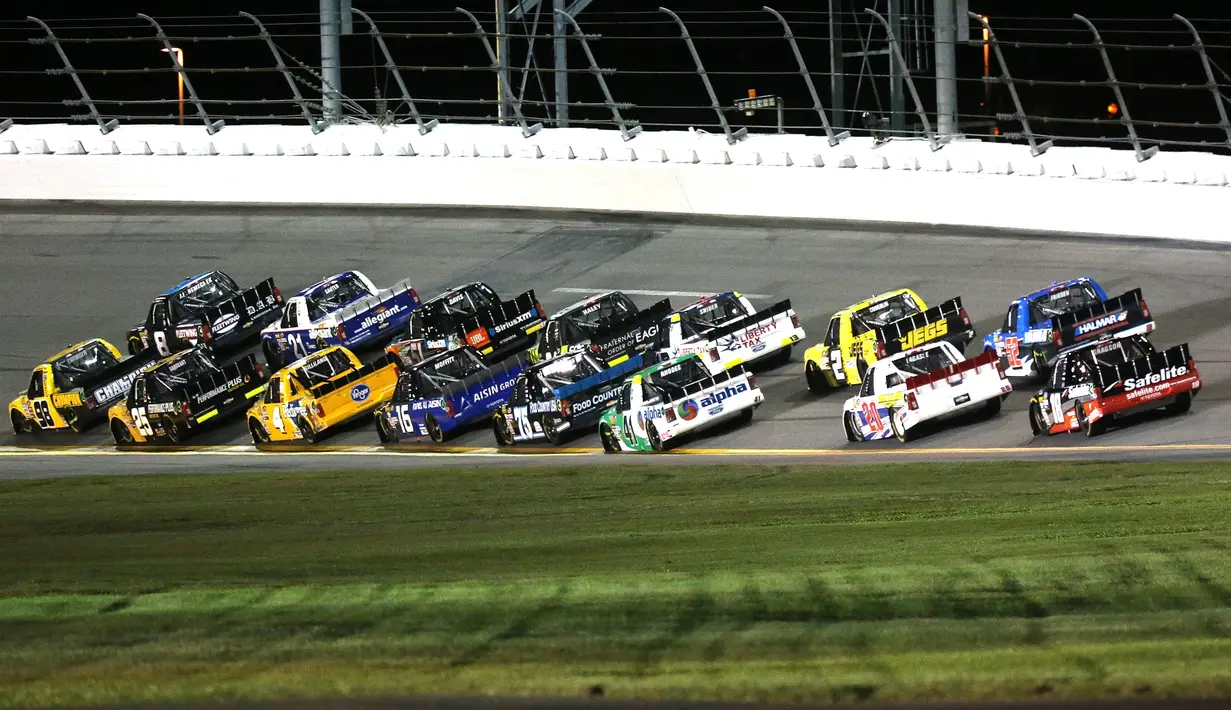 John H. Nemechek dari Chevrolet Fleetwing Corporation dan Grant Enfinger Champion Power Equipment memimpin perlombaan balap Nascar Truck Series di Daytona International Speedway di Daytona Beach (16/2). (AP Photo/Darryl Graham)