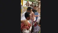 Anies Baswedan merangkul dan memeluk warga Kampung Bayam, Jakarta yang menemuinya. (Foto: Tangkapan layar/ Merdeka.com/ Nur Habibie)