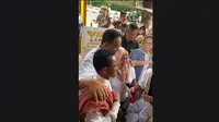 Anies Peluk Warga Kampung Bayam yang Menangis Keluhkan Nasibnya