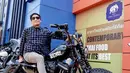 Memiliki motor gede adalah salah satu impian setiap pria. Ini menjadi salah satu impian dari Desta. Desta kerap mengunggah motor gede miliknya di akun Instagramnya. (Liputan6.com/desta80s)