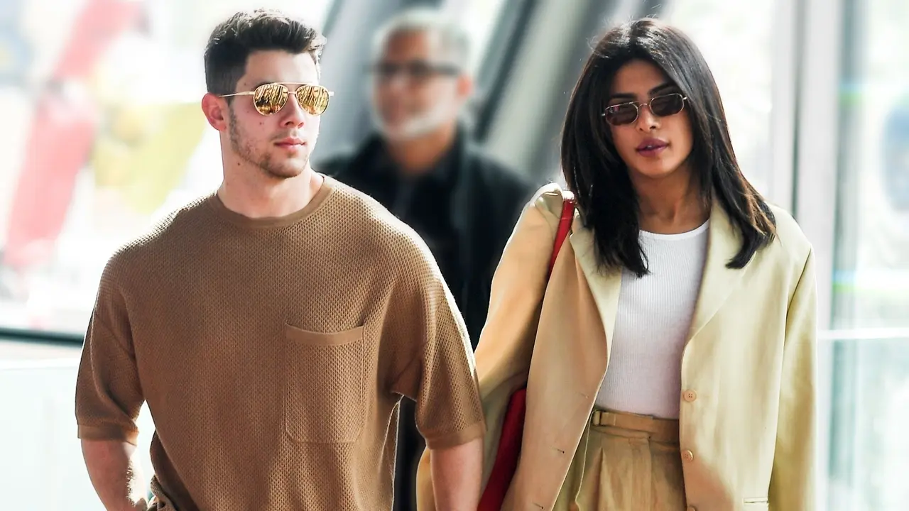 Dua Sepatu Pilihan Priyanka Chopra di Musim Panas