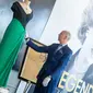 Martin Nolan, direktur eksekutif, Chief Financial Officer, dan kepala Julien's Auctions, berpose di depan gaun milik Putri Diana selama pratinjau media untuk lelang dan pameran "Legends: Hollywood and Royalty" Julien, di Beverly Hills, California, pada 28 Agustus 2023. (Dok: VALERIE MACON / AFP)