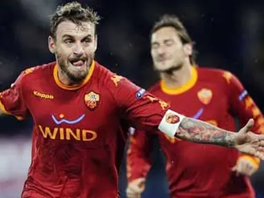 Selebrasi gol gelandang AS Roma Daniele De Rossi ke gawang Bayern Muenchen di mathday kelima penyisihan Grup E Liga Champions di Olympic Stadium, 23 November 2010. Roma unggul 3-2.  AFP PHOTO / Filippo MONTEFORTE 