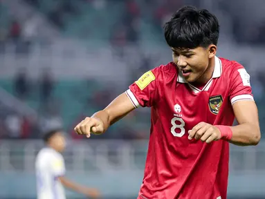 Selebrasi pemain Timnas Indonesia U-17, Arkhan Kaka setelah mencetak gol penyeimbang 1-1 ke gawang Timnas Panama U-17 lewat sundulan kepala pada laga kedua Grup A Piala Dunia U-17 2023 di Stadion Gelora Bung Tomo (GBT), Surabaya, Senin (13/11/2023). (Bola.com/Bagaskara Lazuardi)