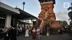 Peziarah berfoto dengan latar Menara Kudus, Kauman, Kabupaten Kudus, Jawa Tengah, Rabu (30/3/2022). Menara berusia 473 tahun yang dahulu berfungsi sebagai tempat mengumandangkan azan menjadi lokasi favorit pengunjung untuk bersantai usai berziarah di Makam Sunan Kudus. (merdeka.com/Iqbal S. Nugroho)