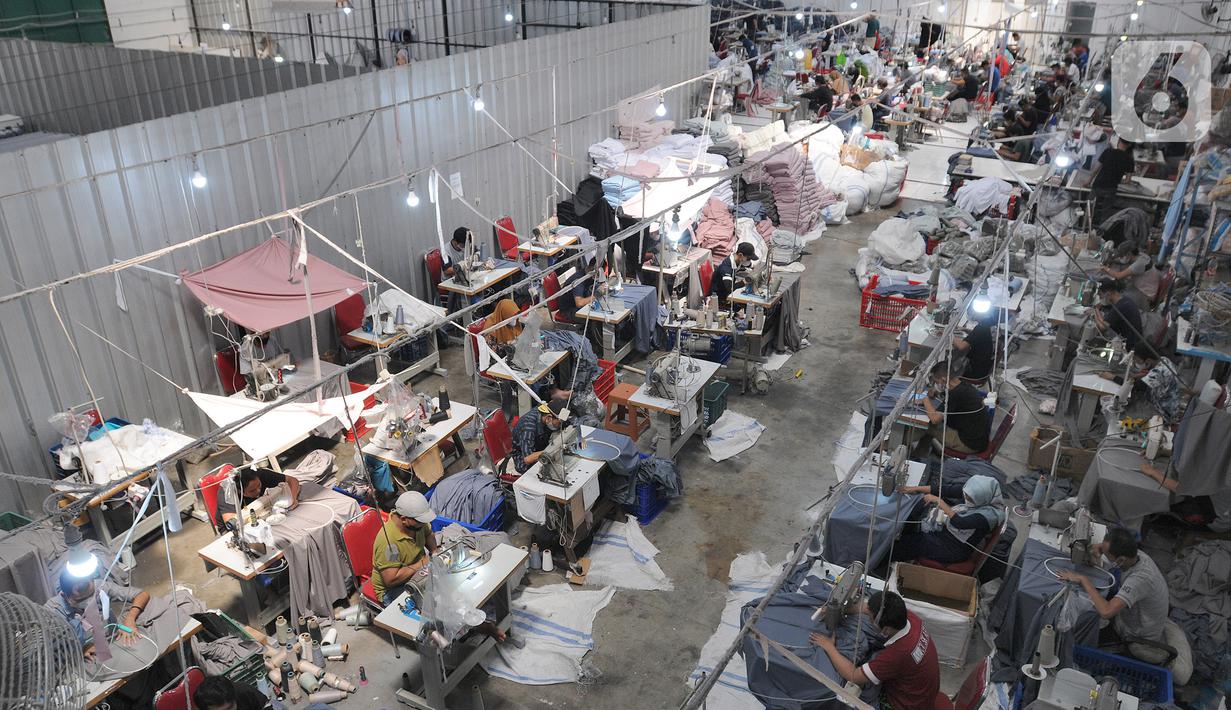 <p>Suasana pabrik busana muslim Siti Khadijah di kawasan Limo, Depok, Jawa Barat, Senin (25/04/2022). Jelang Idul Fitri 1443 Hijriah permintaan busana mukena yang dijual dengan harga Rp 300 ribu hingga Rp 3 jutameningkat hingga 200 persen dan dipasarkan di tingkat lokal Indonesia dan diekspor ke Malaysia. (merdeka.com/Arie Basuki)</p>