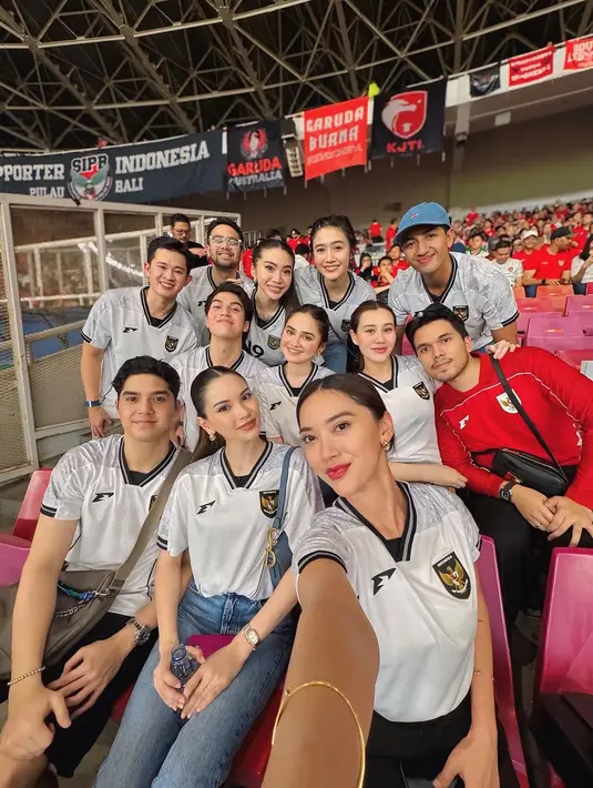 Menjelang pernikahan mereka, Al Ghazali dan Alyssa Daguise terlihat kompak mengenakan jersey putih dengan aksen list hitam. Tampilan mereka yang elegan namun tetap sporty mencerminkan chemistry yang kuat. [@thariqhalilintar].