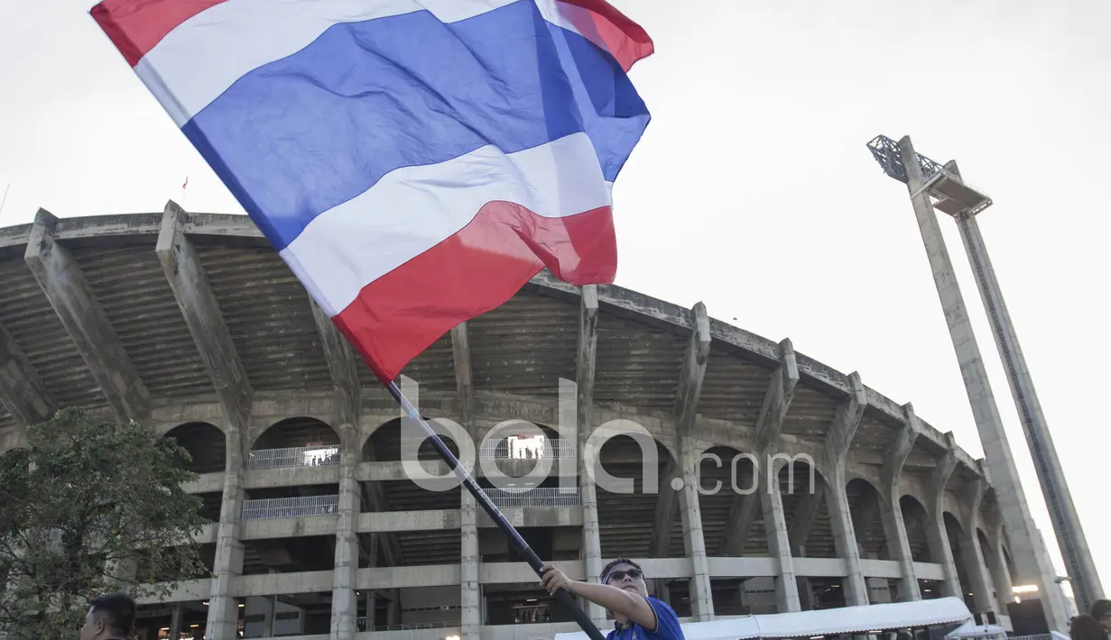 Fans Thailand mengibarkan bendera negaranya siap meramaikan laga final leg kedua Piala AFF 2016 di Stadion Rajamangala, Thailand. (Bola.com/Vitalis Yogi Trisna)