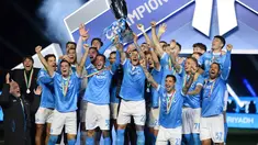 Bek Napoli bernomor punggung 22, Giovanni Di Lorenzo, mengangkat trofi di podium setelah pertandingan final Piala Super Italia melawan Bologna di Stadion King Al-Awwal Park, Riyadh pada Senin 22 Desember 2025 malam waktu setempat. Napoli memastikan diri sebagai juara Piala Super Italia (Supercoppa Italiana) setelah mengalahkan Bologna di partai final. (Fayez NURELDINE/AFP)