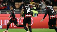 Bek AC Milan asal Swiss #24, Zachary Athekame (kiri), merayakan gol kedua timnya dalam pertandingan Serie A Italia antara AC Milan dan Pisa SC di Stadion San Siro, Milan, Italia utara, Sabtu (25-10-2025) dini hari WIB. (Stefano RELLANDINI/AFP)