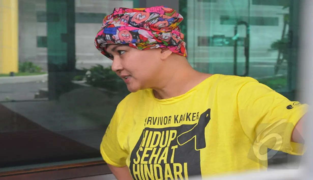 Ria menyarankan para penderita penyakit kanker sebaiknya menjalani pengobatan secara medis. Bukan pergi ke ahli pengobatan alternatif atau dukun, Jakarta, Rabu (4/2/2015). (Liputan6.com/Herman Zakharia)