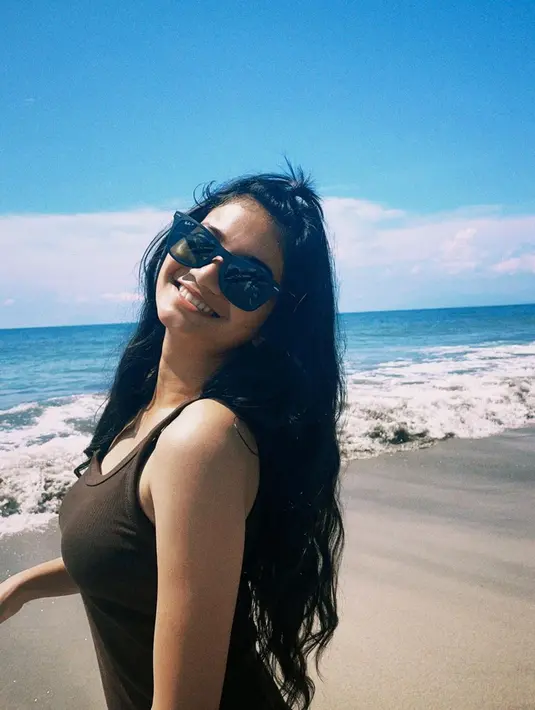 Mengunjungi pantai tanpa abadikan foto di bawah sinar matahari di dukung dengan pemandangan laut rasanya ada yang kurang. Tampil simpel dan tanpa makeup, penampilan Ratu Sofya ini tetap banjir pujian. Tak takut warna kulitnya berubah, Ratu Sofya menikmati pantai meski matahari sedang terik. (Liputan6.com/IG/@ratusfy_)